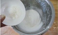 6、推推乐奶油蛋糕,打到有明显纹路再放入最后的三分之一白砂糖