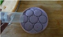 12、推推乐奶油蛋糕,烤好的蛋糕倒扣，冷了自然脱落，用推推乐压出圆形。去掉多余的边