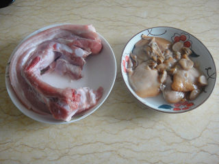 1、河蚌红烧肉,准备五花肉，河蚌叫摊子杀好处理干净