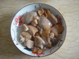 3、河蚌红烧肉,河蚌切小块后加入适量海盐用手抓匀后清水漂清粘液，再倒入适量白酒腌制半小时再用清水漂洗干净