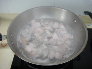 5、河蚌红烧肉,五花肉冷水下锅焯水后捞起洗净