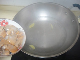 6、河蚌红烧肉,另起锅加入清水和生姜片大火烧开后倒入河蚌肉焯水一分钟捞起洗净