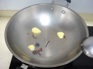 7、河蚌红烧肉,热锅倒入底油加入八角和生姜片爆香