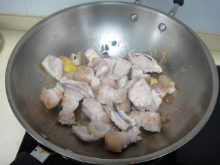 8、河蚌红烧肉,再把五花肉倒入转小火微煎出香味盛起