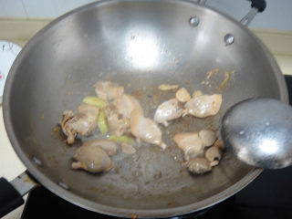 9、河蚌红烧肉,利用底油下入河蚌肉爆炒均匀