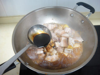 11、河蚌红烧肉,加入2比一的生抽和老抽