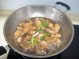 12、河蚌红烧肉,加入葱段和开水