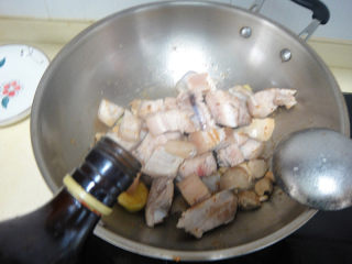 10、河蚌红烧肉,倒入五花肉块加入料酒（料酒多一点）