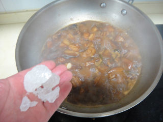 13、河蚌红烧肉,大火煮开加入冰糖