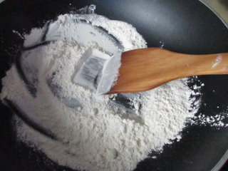 1、怪味胡豆,先做调味粉，面粉用不粘锅小火炒到微黄