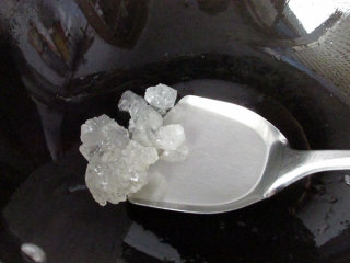 11、怪味胡豆,锅中放一点点油，或者炸豆子的底油，放入冰糖小火炒