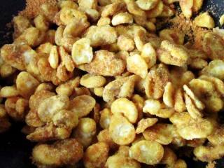 16、怪味胡豆,快速不断的翻拌，让调味粉均匀的裹在豆子上并且豆子不相互粘连就可以了，晾凉就可以吃啦