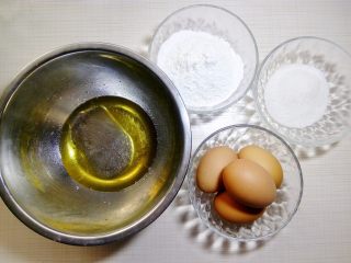 1、小四卷(后蛋法）,准备好食材。蛋清蛋黄分离，蛋清的盆一定要无油无水，蛋清里也不能有一丁点蛋黄，否则会打发不起来。先做蛋黄糊部分，用的是后蛋法。