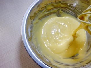 3、小四卷(后蛋法）,用蛋抽搅拌均匀后，用刮刀以翻拌手法混合至细腻顺滑的状态，这样蛋黄糊就好了。