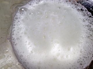 4、小四卷(后蛋法）,蛋白中加几滴柠檬或者白醋，接着中速打发蛋白至有粗鱼眼泡时加入三分之一细砂糖。