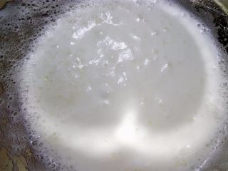 5、小四卷(后蛋法）,继续打发至细鱼眼泡，再加入三分之一细砂糖。