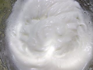 6、小四卷(后蛋法）,打发至稍有纹路，加入剩余细砂糖。