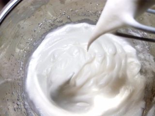 7、小四卷(后蛋法）,转中低速打发至湿性发泡，蛋清呈现大弯勾状态。打发的时候最后阶段可以低速打发，随时停下来查看打发状态，不要打发过头，最后卷的时候易断裂 。