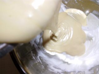 10、小四卷(后蛋法）,翻拌好的蛋糕糊倒入剩余蛋清盆里。