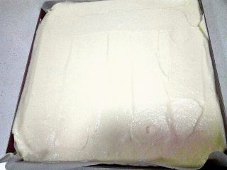 13、小四卷(后蛋法）,蛋糕糊缓缓倒入烤盘，用刮刀抹平。