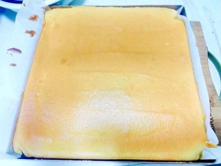 14、小四卷(后蛋法）,烤盘轻震几下送入提前预热好的烤箱，上下火150度25分钟。