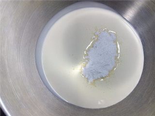 15、小四卷(后蛋法）,可以根据喜欢打一些淡奶油，涂抹在蛋糕上，也可以不加。按100克淡奶油加8克糖粉的比例。