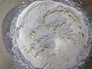 16、小四卷(后蛋法）,奶油打至8分发。