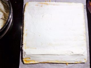 17、小四卷(后蛋法）,均匀涂抹在蛋糕胚上，靠近起头处稍多些。