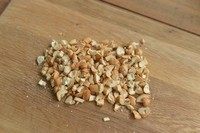 1、碳烧腰果巧克力饼干,材料准备好，碳烧腰果切碎备用（较大颗粒）