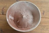 4、碳烧腰果巧克力饼干,筛入混合后的低筋面粉和可可粉