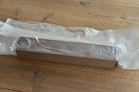 9、碳烧腰果巧克力饼干,饼干面团包裹好保鲜膜，放入u型饼干模具，压平整，放入冰箱冷冻室45分钟至面团变硬