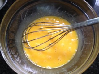 1、蛋糕甜甜圈,蛋黄加入糖、牛奶、油搅拌均匀至糖融化