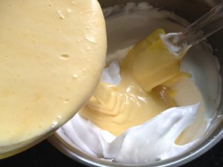 5、蛋糕甜甜圈,再将拌好的面糊倒回蛋白中