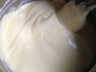 6、蛋糕甜甜圈,两者切拌或翻拌均匀，不可画圈搅拌