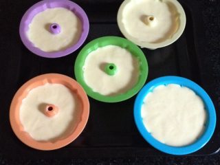 7、蛋糕甜甜圈,把面糊装入蛋糕模具中，再震出气泡