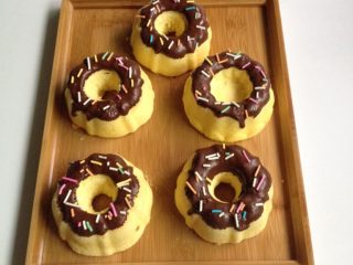 13、蛋糕甜甜圈,巧克力凝固即可