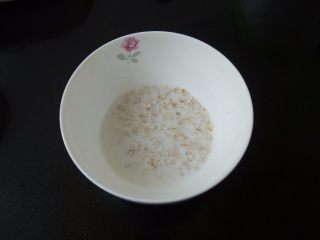 1、燕麦香蕉卷,用20克的牛奶泡透燕麦片，待用