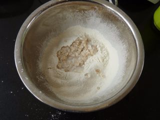 3、燕麦香蕉卷,倒入泡过牛奶的燕麦