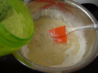 4、燕麦香蕉卷,倒入泡过牛奶的燕麦