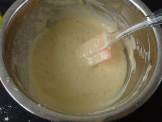 5、燕麦香蕉卷,把香蕉奶液注入面粉内，加两匙的山茶油，拌至均匀