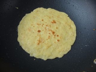 7、燕麦香蕉卷,倒入适量的香蕉粉浆，两面煎至凝固，稍带金黄即可关火，取出晾凉