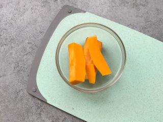 2、南瓜糯米糍,去皮南瓜60g