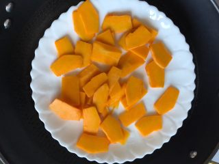 3、南瓜糯米糍,南瓜切薄片上锅蒸15-20分钟熟透