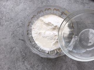 7、南瓜糯米糍,开水先加一半,按需添加,别一次性都倒进去,南瓜蒸熟会有南瓜水的