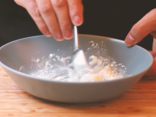 5、炸鸡披萨,将面粉、生粉倒入新的容器内，加水和匀。