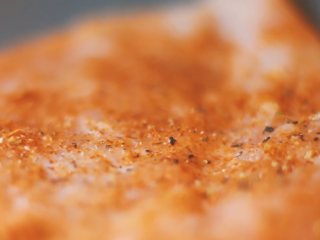 6、炸鸡披萨,将鸡胸肉拿出两面均匀撒上黑胡椒粉、盐、卡真粉。