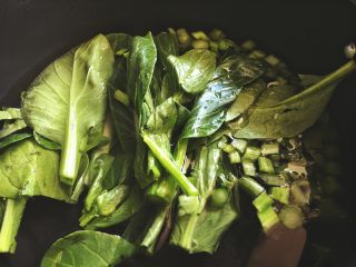 9、营养都在这一碗 糙米减肥沙拉,将切好的菜放入锅中