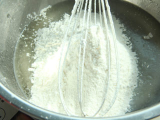 2、熔岩夹心蛋糕,加入过筛的低粉、玉米淀粉,搅拌至光滑无颗粒。