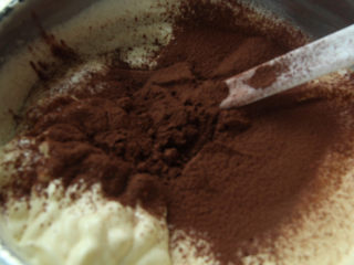 11、熔岩夹心蛋糕,可可粉倒入面糊中拌匀。