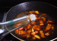 7、萝卜烧肉,加入适量的生抽。